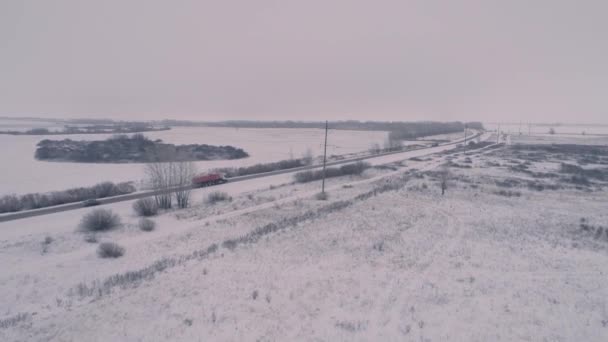 Dron Lecący Nad Czerwono Białą Cysterną Zimowa Droga Filary Linie — Wideo stockowe