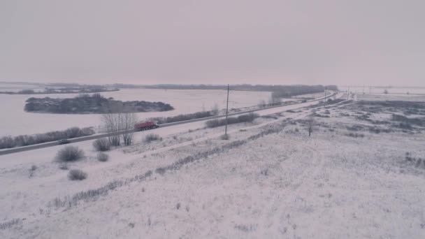 Drone Survolant Camion Citerne Rouge Blanc Route Hiver Piliers Lignes — Video