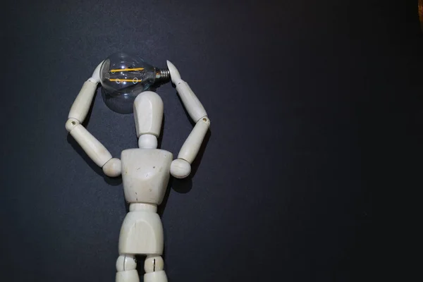Mannequin Wood Figure Carrying Incandescent Light Bulb New Idea Concept — Foto Stock