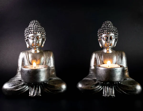 Статуи Будды Горящими Свечами Черный Фон — стоковое фото
