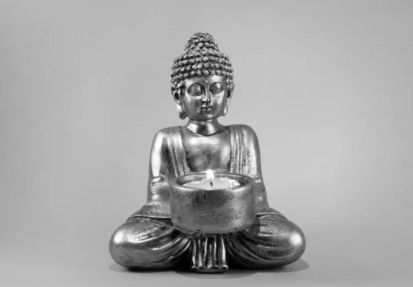 Статуя Будди Запаленою Свічкою Чорний Фон — стокове фото