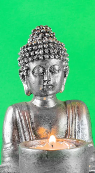 Статуя Будды Зажженной Свечой Зеленый Экран — стоковое фото