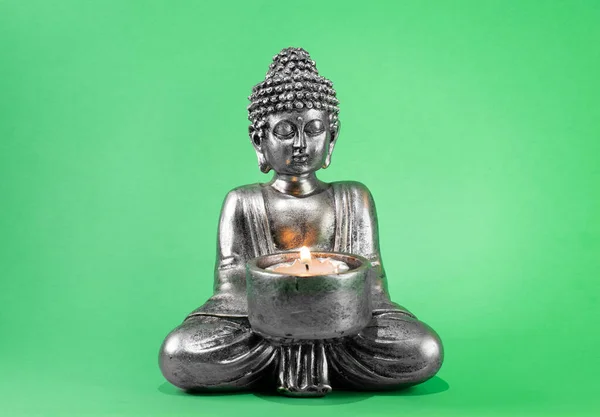 Статуя Будды Зажженной Свечой Зеленый Экран — стоковое фото