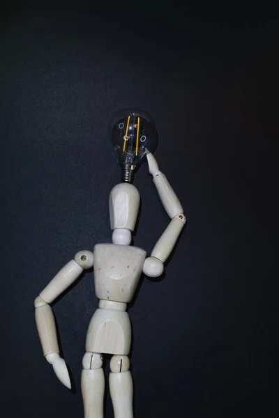 Mannequin Wood Figure Carrying Incandescent Light Bulb New Idea Concept — 图库照片