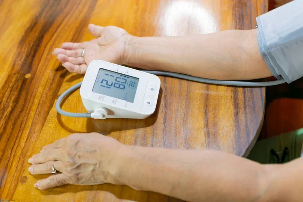 Arms Elderly Lady Measuring Blood Pressure — Stock Photo, Image