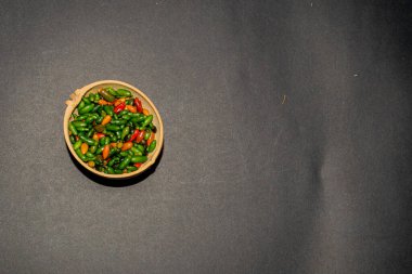 chiltepin chili geleneksel jicaro kabında sunulur.