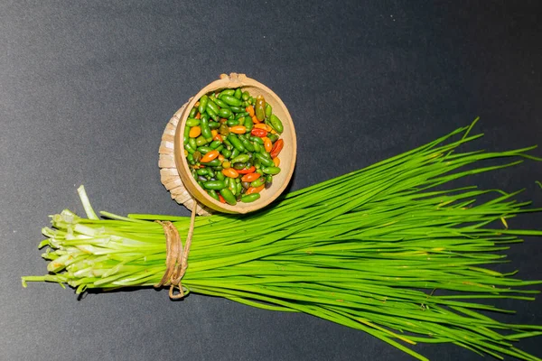 Kinesiska Gräslök Eller Vitlök Gräslök Tillsammans Med Chiltepin Chili Ingredienser — Stockfoto