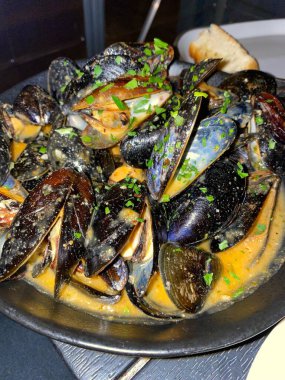 beyaz şarap soslu midye 