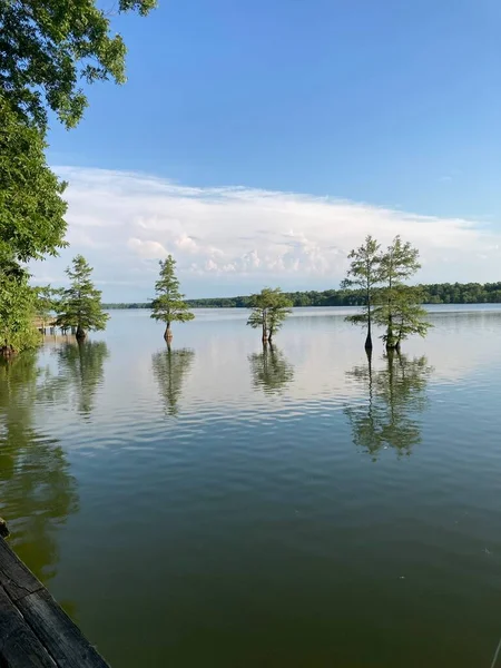 a gorgeous picture of a beautiful lake 