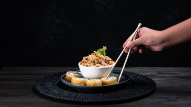 Yakimeshi con roles plato de comida Japonesa Sushi