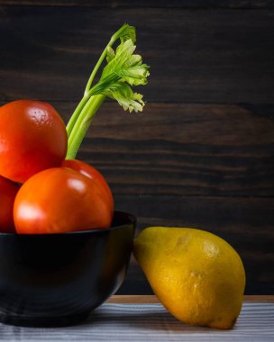 Bowl con tomates limon y apio