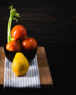 Bowl en tabla de madera con vegetales