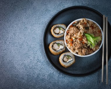 Yakimeshi con roles plato de comida Japonesa Sushi, cenital