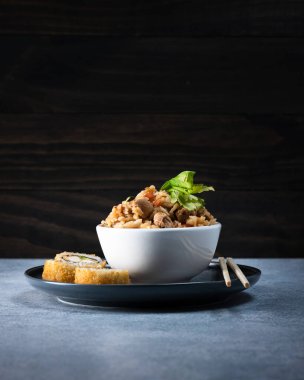 Yakimeshi con roles plato de comida Japonesa Sushi