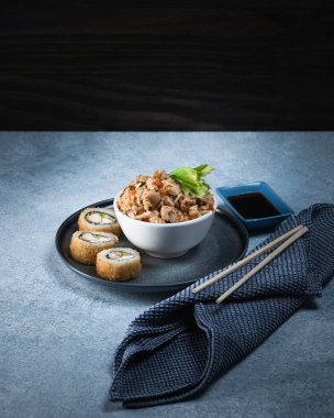 Yakimeshi con roles plato de comida Japonesa Sushi