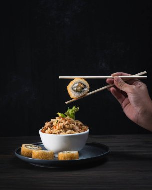 Yakimeshi con roles plato de comida Japonesa Sushi, cenital