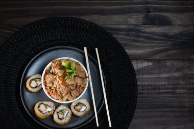 Yakimeshi con roles plato de comida Japonesa Sushi, cenital