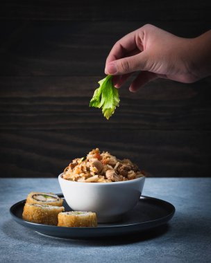 Yakimeshi con roles plato de comida Japonesa Sushi