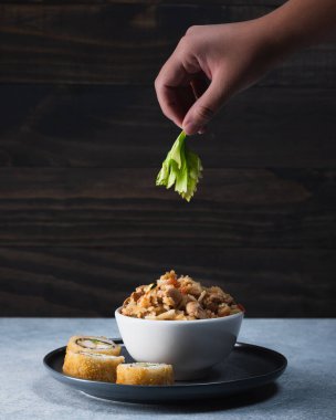 Yakimeshi con roles plato de comida Japonesa Sushi colocando lechuga