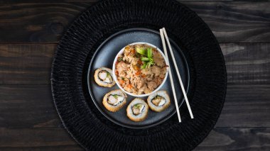 Yakimeshi con roles plato de comida Japonesa Sushi, cenital