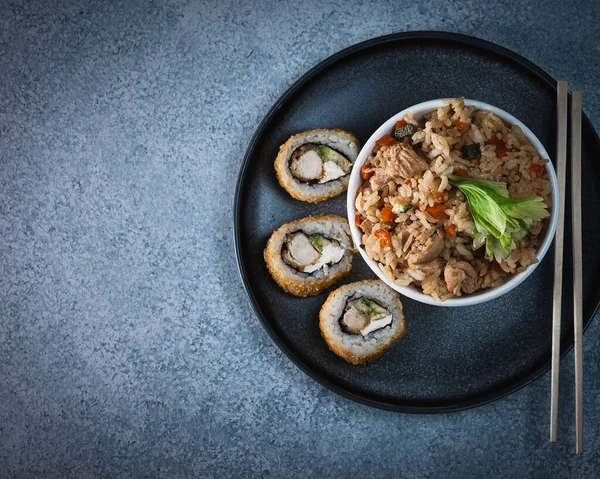 Yakimeshi con roles plato de comida Japonesa Sushi, cenital
