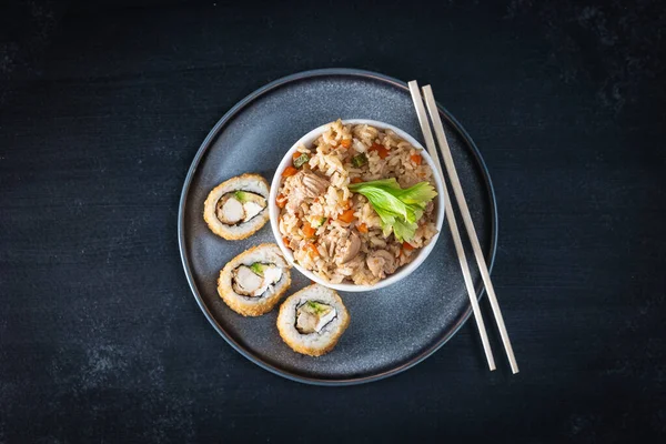 Yakimeshi con roles plato de comida Japonesa Sushi, cenital