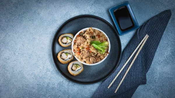Yakimeshi con roles plato de comida Japonesa Sushi, cenital