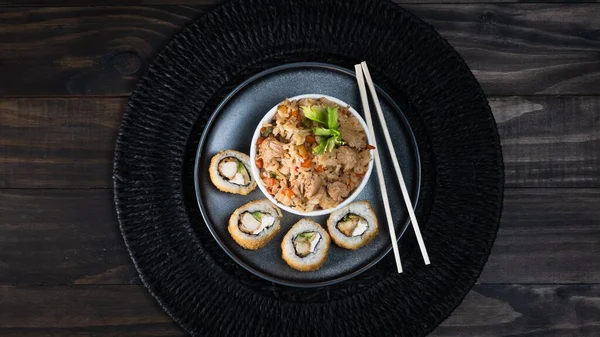 Yakimeshi con roles plato de comida Japonesa Sushi, cenital