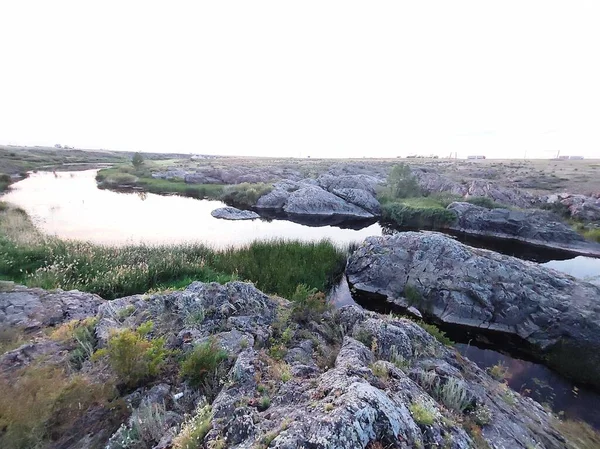 Lugn Flod Bland Mäktiga Klippor Vid Solnedgången — Stockfoto