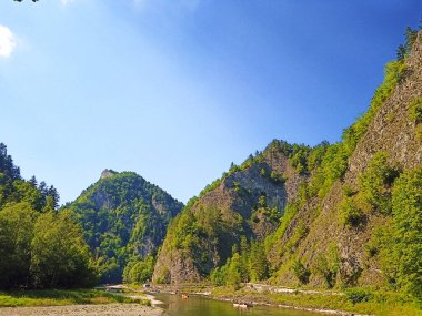 Dunajec vadisi Polonya 'nın Szczawnica kasabasından Sovakya' nın Kızıl Manastırı 'na kadar uzanır. Ağustos 2022 Yaz