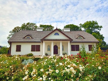 Krasnystaw 'daki eski Polonyalı asilzadelerin evi. Bahçeyle çevrili klasik tarzda inşa edilmiş. Sonbahar Ekim 2022