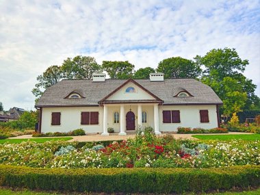 Krasnystaw 'daki eski Polonyalı asilzadelerin evi. Bahçeyle çevrili klasik tarzda inşa edilmiş. Sonbahar Ekim 2022