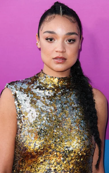 กแสดงชาวออสเตรเล Aisha Dee มาถ Los Angeles Premiere Netflix Look Both — ภาพถ่ายสต็อก