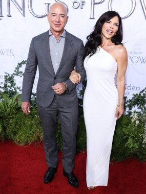 American entrepreneur Jeff Bezos and girlfriend Lauren Sanchez arrive at the Los Angeles Premiere Of Amazon Prime Video's 'The Lord Of The Rings: The Rings Of Power' Season 1 held at The Culver Studios on August 15, 2022 in Culver City