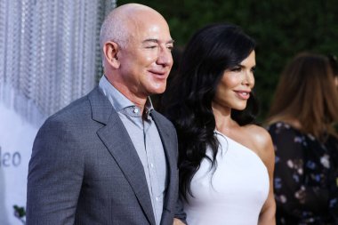 American entrepreneur Jeff Bezos and girlfriend Lauren Sanchez arrive at the Los Angeles Premiere Of Amazon Prime Video's 'The Lord Of The Rings: The Rings Of Power' Season 1 held at The Culver Studios on August 15, 2022 in Culver City