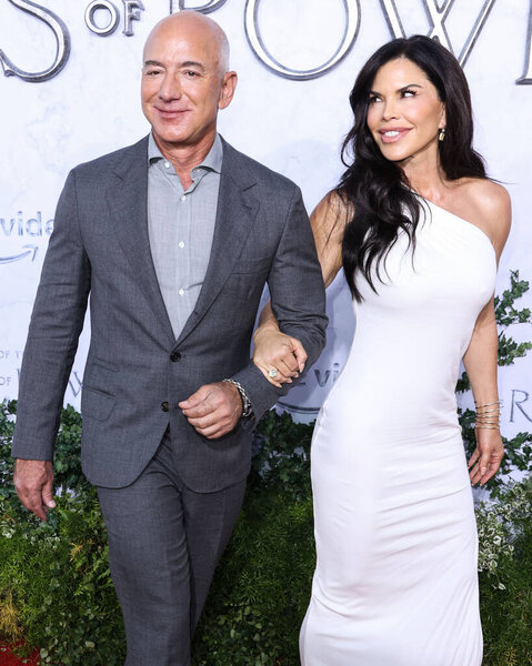 American entrepreneur Jeff Bezos and girlfriend Lauren Sanchez arrive at the Los Angeles Premiere Of Amazon Prime Video's 'The Lord Of The Rings: The Rings Of Power' Season 1 held at The Culver Studios on August 15, 2022 in Culver City
