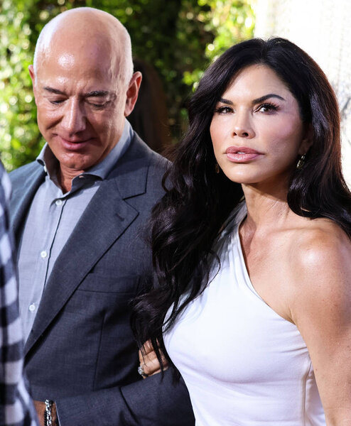 American entrepreneur Jeff Bezos and girlfriend Lauren Sanchez arrive at the Los Angeles Premiere Of Amazon Prime Video's 'The Lord Of The Rings: The Rings Of Power' Season 1 held at The Culver Studios on August 15, 2022 in Culver City