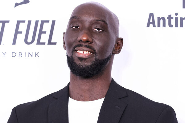 Сенегальский профессиональный баскетболист Тако Фолл прибывает на 22-й ежегодный Гарольд и Кэрол Памп Фонд Гала, состоявшийся в отеле Беверли Хилтон 19 августа 2022 года в Беверли-Хиллз, Лос-Анджелес, Калифорния, США