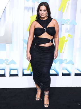 Ashley Graham arrives at the 2022 MTV Video Music Awards held at the Prudential Center on August 28, 2022 in Newark, New Jersey, United States.