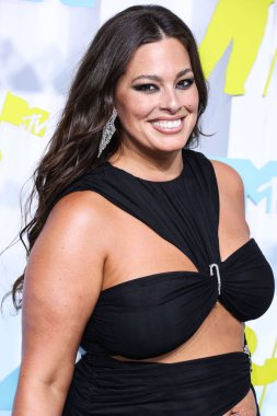 Ashley Graham arrives at the 2022 MTV Video Music Awards held at the Prudential Center on August 28, 2022 in Newark, New Jersey, United States.