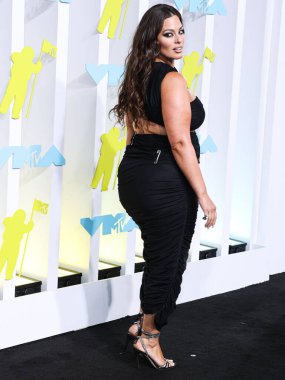 Ashley Graham arrives at the 2022 MTV Video Music Awards held at the Prudential Center on August 28, 2022 in Newark, New Jersey, United States.