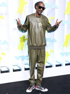 Snoop Dogg arrives at the 2022 MTV Video Music Awards held at the Prudential Center on August 28, 2022 in Newark, New Jersey, United States.