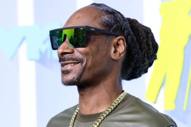 Snoop Dogg arrives at the 2022 MTV Video Music Awards held at the Prudential Center on August 28, 2022 in Newark, New Jersey, United States.