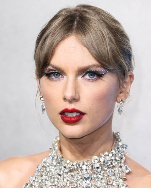 Taylor Swift wearing an Oscar de la Renta dress, Christian Louboutin shoes, and Lorraine Schwartz jewelry arrives at the 2022 MTV Video Music Awards held at the Prudential Center on August 28, 2022 in Newark, New Jersey, United States.