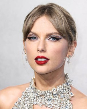 Taylor Swift wearing an Oscar de la Renta dress, Christian Louboutin shoes, and Lorraine Schwartz jewelry arrives at the 2022 MTV Video Music Awards held at the Prudential Center on August 28, 2022 in Newark, New Jersey, United States.