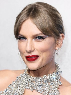 Taylor Swift wearing an Oscar de la Renta dress, Christian Louboutin shoes, and Lorraine Schwartz jewelry arrives at the 2022 MTV Video Music Awards held at the Prudential Center on August 28, 2022 in Newark, New Jersey, United States.