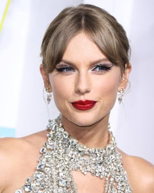 Taylor Swift wearing an Oscar de la Renta dress, Christian Louboutin shoes, and Lorraine Schwartz jewelry arrives at the 2022 MTV Video Music Awards held at the Prudential Center on August 28, 2022 in Newark, New Jersey, United States.