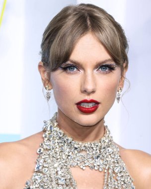 Taylor Swift wearing an Oscar de la Renta dress, Christian Louboutin shoes, and Lorraine Schwartz jewelry arrives at the 2022 MTV Video Music Awards held at the Prudential Center on August 28, 2022 in Newark, New Jersey, United States.