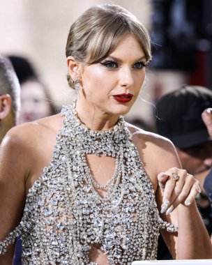 Taylor Swift wearing an Oscar de la Renta dress, Christian Louboutin shoes, and Lorraine Schwartz jewelry arrives at the 2022 MTV Video Music Awards held at the Prudential Center on August 28, 2022 in Newark, New Jersey, United States.