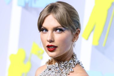 Taylor Swift wearing an Oscar de la Renta dress, Christian Louboutin shoes, and Lorraine Schwartz jewelry arrives at the 2022 MTV Video Music Awards held at the Prudential Center on August 28, 2022 in Newark, New Jersey, United States.